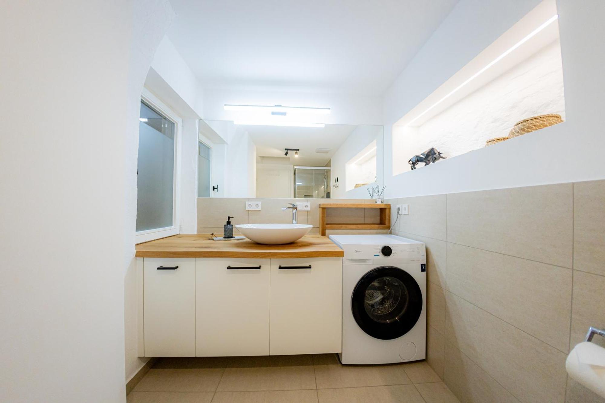 Highlight Am Stadtplatz Muehldorf - C4S Come4Stay - 2 Zimmer Wohnung I Bis Zu 5 Gaeste الغرفة الصورة