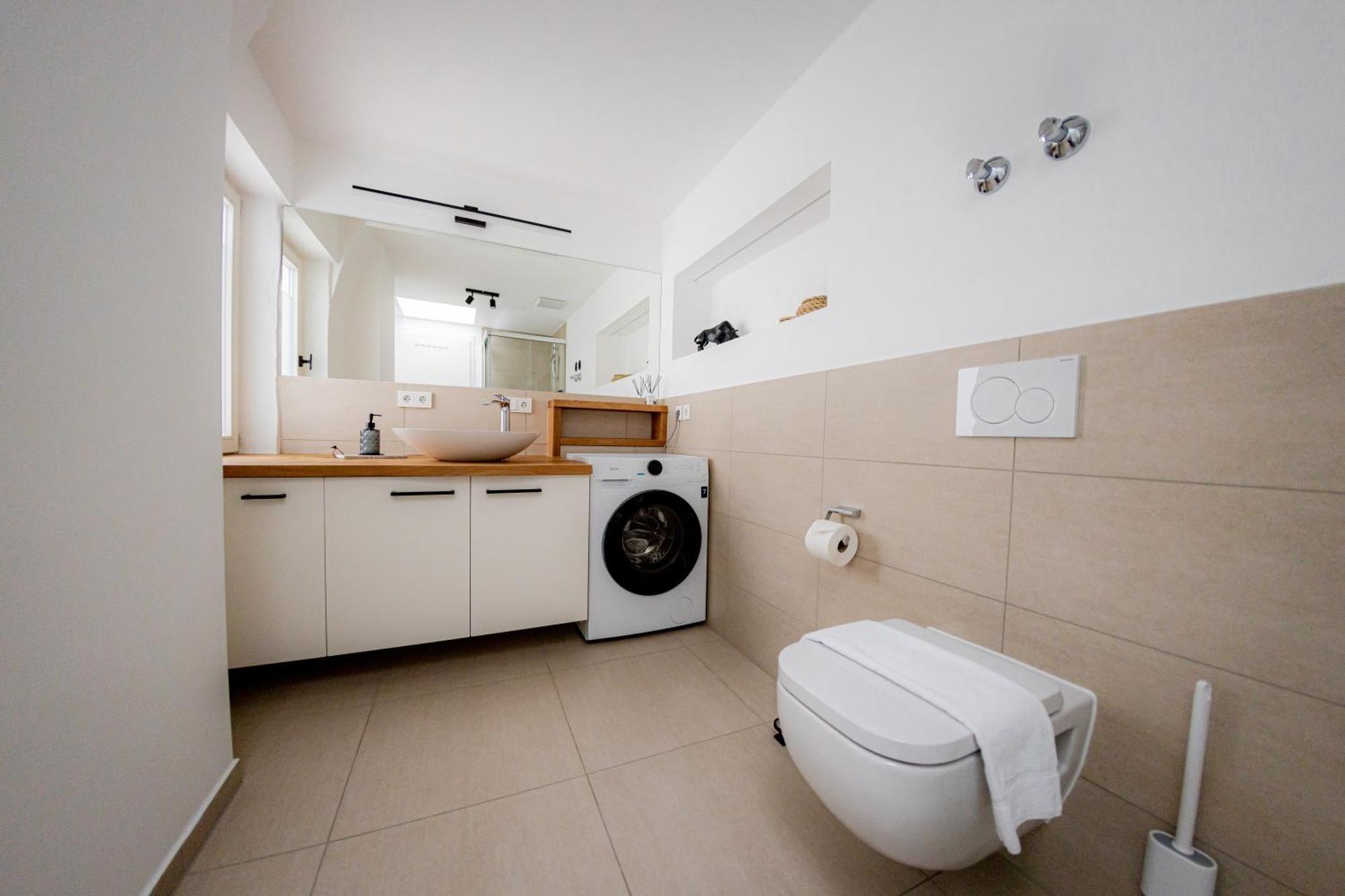 Highlight Am Stadtplatz Muehldorf - C4S Come4Stay - 2 Zimmer Wohnung I Bis Zu 5 Gaeste الغرفة الصورة